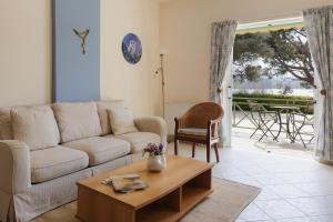 Blue Coast Suites - Seaside Retreat with Pool in Exclusive Kommeno