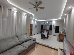 Casa com garagem, ar condicionado, sala tv e jantar, cozinha completa e lavanderia