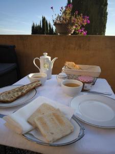 Maisons d'hotes Love-room Discret 40 m2 Bormes les mimosas village avec Terrasse : photos des chambres