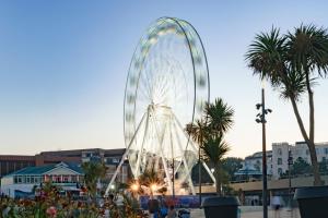 Modern Town Centre Flat - Free shared parking, king size bed, 5 minutes walk to beach