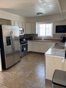 Vegas Oasis- Modern Getaway 5 mins from Strip