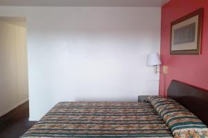 Queen Room room in OYO Hotel Kings at Clovis
