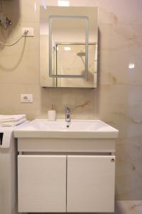 Lungomare Modern Apartment