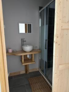 B&B / Chambres d'hotes Chambres privees - Maison d hotes Piot - Pennes-Le-Sec Drome : Chambre Triple – Vue sur Montagne