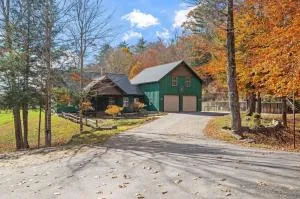 RiverNest - 1700 feet of Private Frontage on the Pemi River - 25 Acres, Sleeps 16, Close to Golf, Skiing, Hiking - ميريديث