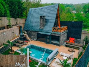 Sakarya Sapanca Memnuniye de 3 Oda1 salon Özel Havuzlu-Jakuzili-Şömineli-Korunaklı 8 Kişilik Bungalov