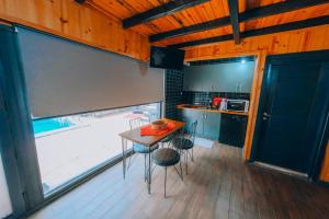 Sakarya Sapanca Memnuniye de 3 Oda1 salon Özel Havuzlu-Jakuzili-Şömineli-Korunaklı 8 Kişilik Bungalov