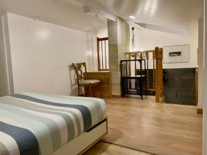 B&B / Chambres d'hotes TANG Home-Bordeaux Hyper Centre : Chambre Double avec Salle de Bains Privative