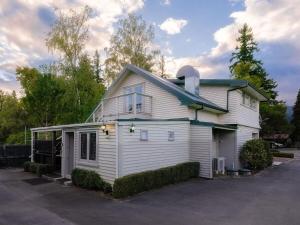 Cozy Corner at Jollies