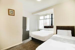 Standard Twin Room with Shared Bathroom room in OYO The Longlands Hotel