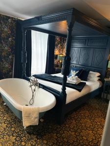 Azzurri room in OYO The Townhouse