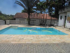 Chácara c piscina e churrasqueira em sta isabel