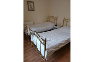 Standard Twin Room with Shared Bathroom room in OYO Swan Inn