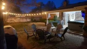 Hot Tub, Privacy, sleeps 11 & TONS of Space! - Brownfield