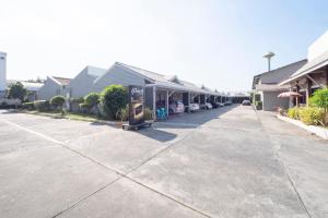 OYO 75382 Chonburi Hotel