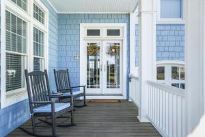 The Blue Pearl - Luxurious beachfront living with community pool!