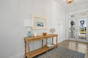 The Blue Pearl - Luxurious beachfront living with community pool!
