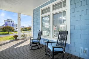 The Blue Pearl - Luxurious beachfront living with community pool!