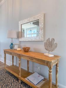The Blue Pearl - Luxurious beachfront living with community pool!