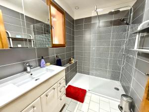 Appartements Un appartement 2 pieces dans une villa avec piscine et parking : photos des chambres