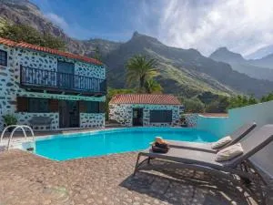 Secluded Holiday Home with Private Pool - La Coruña