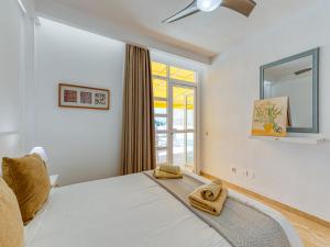 Beachfront apartment with terrace, views