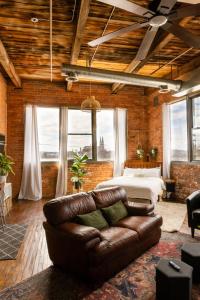 420 Friendly Canada Bridge View Loft Downtown FREE parking - 3hvězdičkové hotely ve městě Detroit