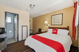 Queen Room room in OYO Hotel Luling TX Downtown I-10/US-90