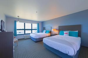 2 Queen Bed - Limited Ocean view	 room in OYO Waves Hotel Newport OR - NYE Beach