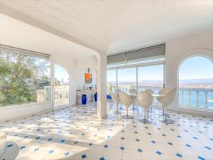 Villa in Roses with Private Pool & Sea Views