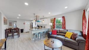 Southwest Charm Spacious Family Home Near Denver