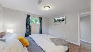 Southwest Charm Spacious Family Home Near Denver