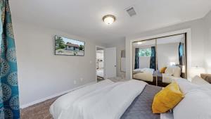 Southwest Charm Spacious Family Home Near Denver