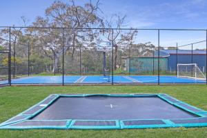 Homestead Pool House Private cabin w shared Spa Basketball court Heated Pool Minutes to Adventure Park and beaches