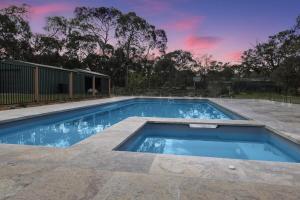 Homestead Pool House Private cabin w shared Spa Basketball court Heated Pool Minutes to Adventure Park and beaches
