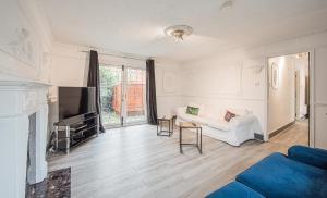 Spacious 4-Bed Home with Garden & Free Parking