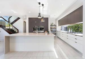 Luxe Retreat Shell Cove - Walk to Marina