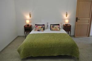B&B / Chambres d'hotes Chateau de Puycharnaud : photos des chambres
