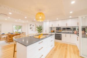 East Belmont, 38 Tomaree Rd - spa, linen, Wi-Fi, Air Con , Games Room