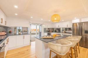 East Belmont, 38 Tomaree Rd - spa, linen, Wi-Fi, Air Con , Games Room