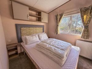 Homely Caravan At Broadland Sands Holiday Park Ref 20044Sv