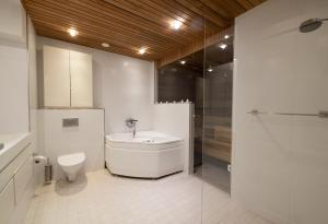 2ndhomes Unique 2-Story Apartment with Sauna & Spa