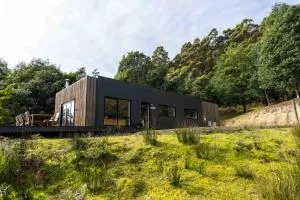 Brewer's Cabin self-contained cabin at McHenry Distillery & Brewery - White Beach