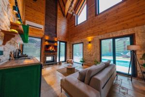 Kartepe Maşukiye de 2 oda1 salon Özel Havuzlu - Şömineli -Muhafazakar 5 Kişilik Bungalov