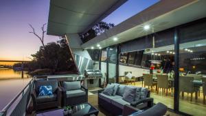 BOATEL Riverdream Luxury Houseboat