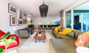 Signature Accommodation Montez House Pool Retreat