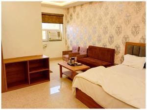 HOTEL PREMIUM SILVER OAK IN Near Railway STATION