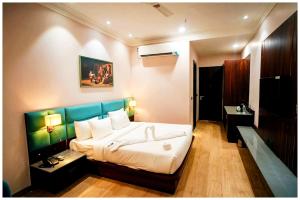 HOTEL PREMIUM MIDAS IN Near Gold Cinema