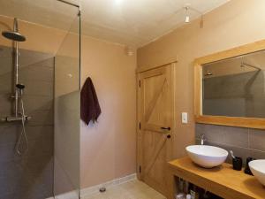 Maisons de vacances Modern and comfortable home with swimming pool : photos des chambres