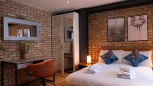 Spacious, Industrial, Zone 1, 2 Bed Central London